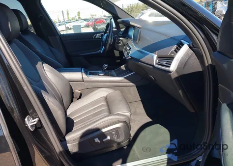 2021 BMW X5 Sdrive40I z USA, uszkodzony, nr VIN 5UXCR4C04M9F15463